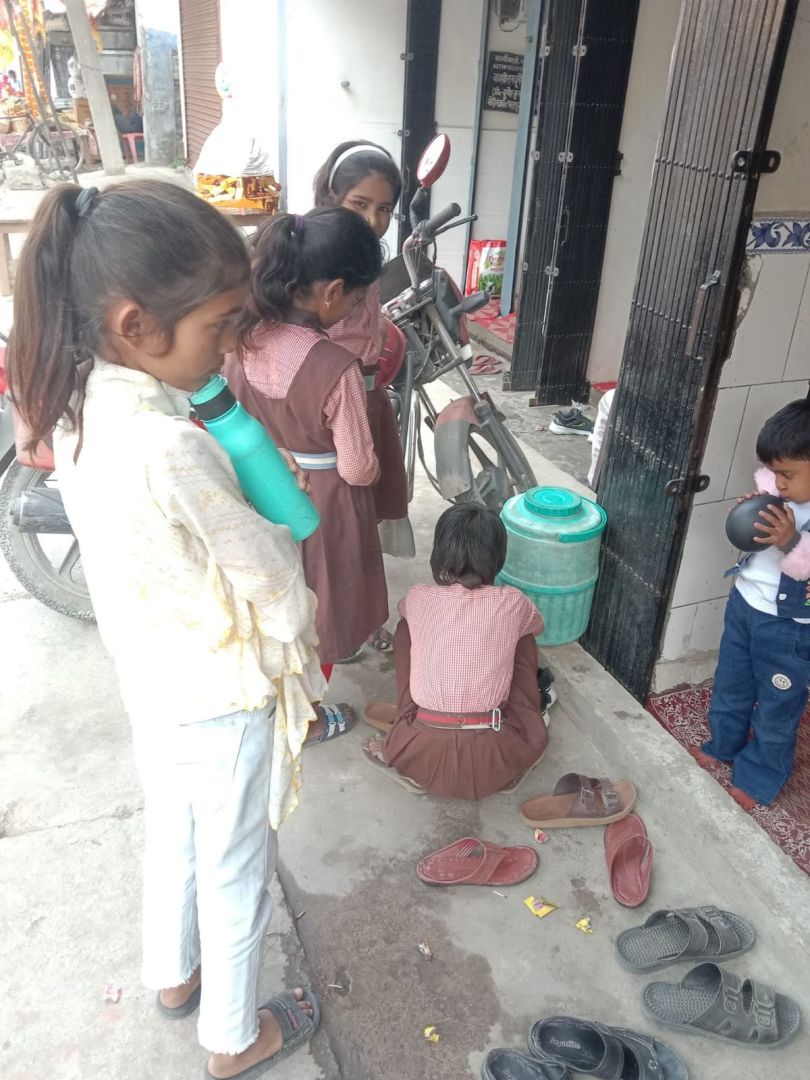 स्कूल में दूषित पानी से जूझते बच्चे, पेयजल व्यवस्था ठप