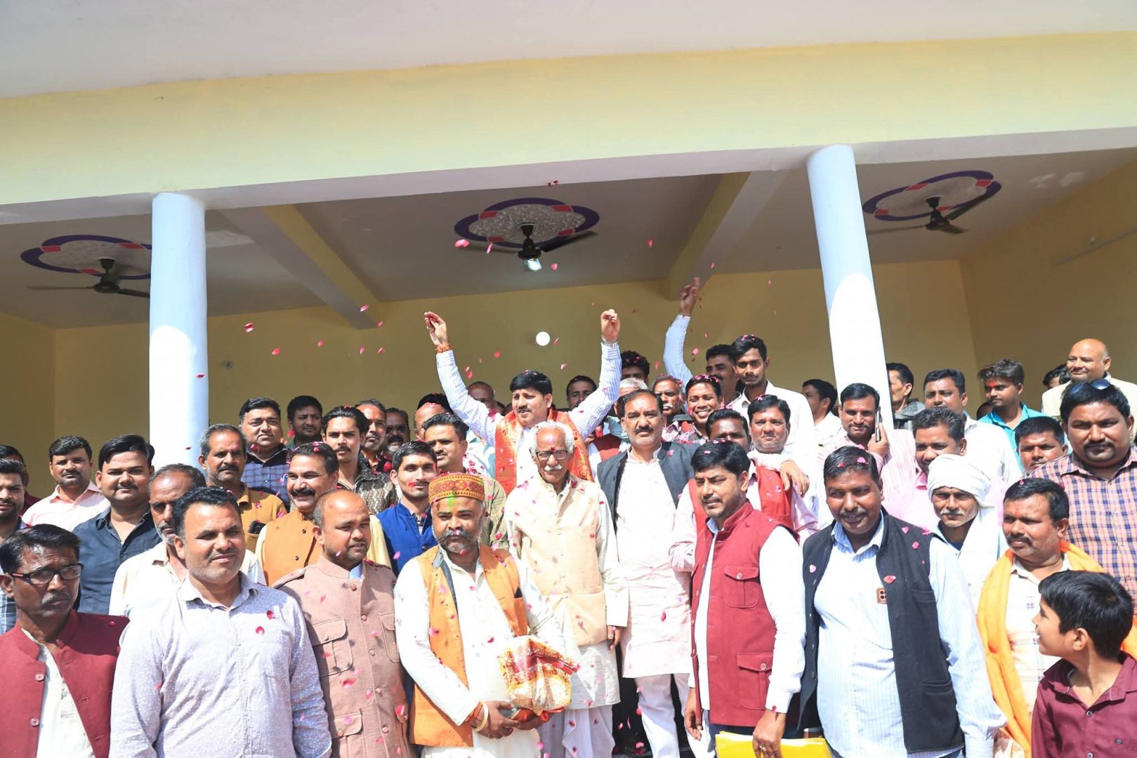 परसपुर मंडल के कार्यकर्ताओं संग विधायक अजय सिंह ने पुष्प बरसाकर खेली होली 