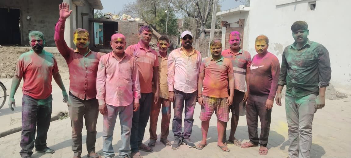 परसपुर में प्रेम और सद्भाव के साथ हर्षोल्लास पूर्वक खेली गई कपड़ा फाड़ होली, हुरियारों ने जमकर उड़ाया अबीर-गुलाल