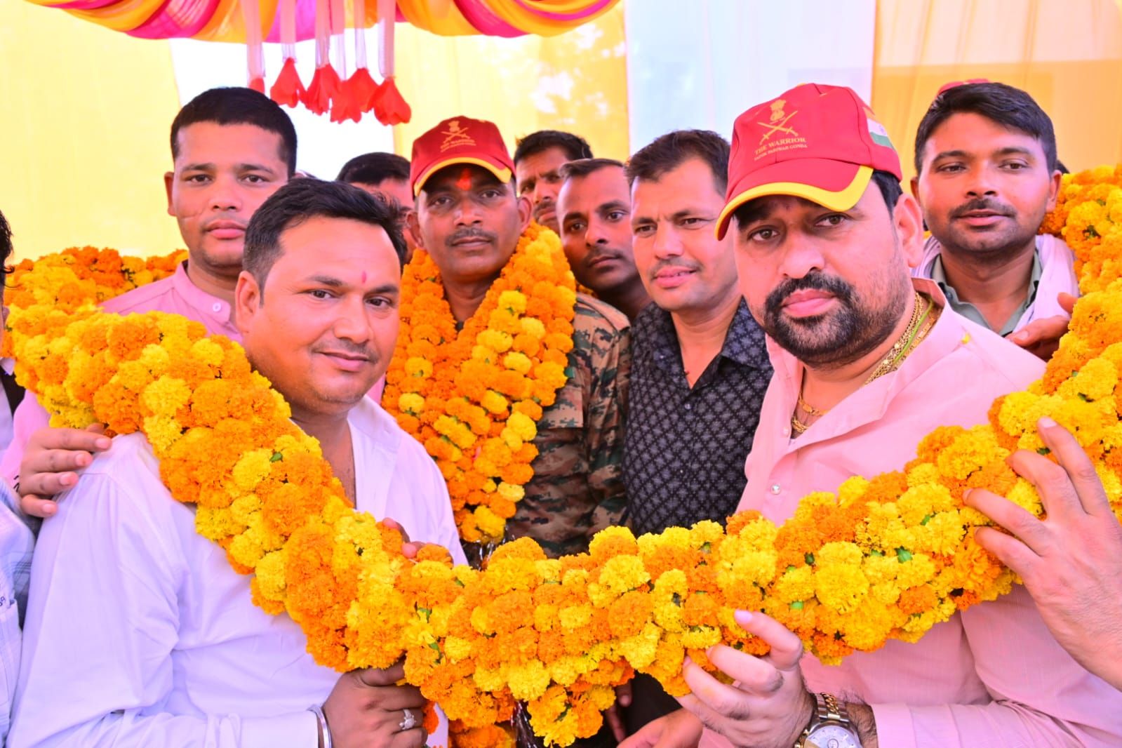 सेवानिवृत्त हवलदार गिरीश पाल यादव के प्रथम गृह आगमन पर हुआ भव्य स्वागत