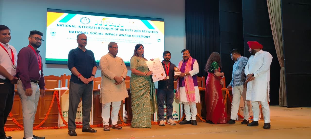 मानव सेवा और रक्तदान के लिए युवा समाजसेवी एवं ब्लड डोनर मोनू चौरसिया को लखनऊ में मिला अंतरराष्ट्रीय गौरव