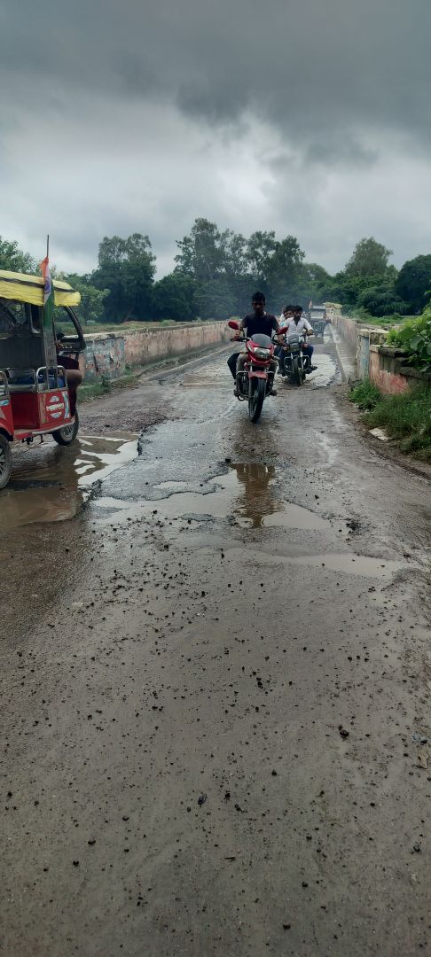 फिर भी हादसे के इंतजार में शारदा सहायक नहर का पुल पोंगली पुर 