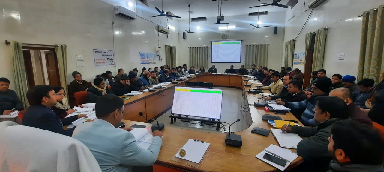 गोंडा : जिलाधिकारी डॉ उज्जवल कुमार की अध्यक्षता में जिला स्वास्थ्य समिति द्वारा राष्ट्रीय स्वास्थ्य मिशन के अंतर्गत चलाए जा रहे कार्यक्रम की बैठक कलेक्ट्रेट सभागार में हुई संपन्न