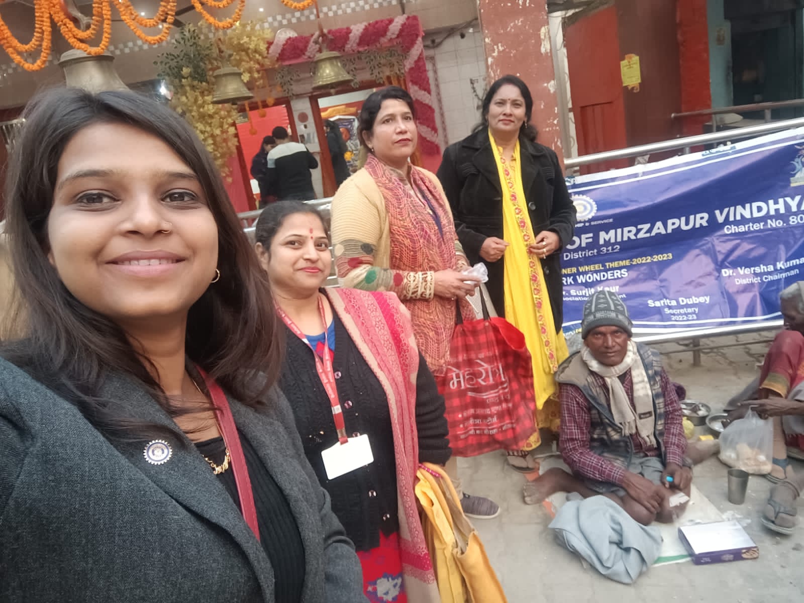 मकर संक्रांति की पूर्व संध्या इनरव्हील क्लब विंध्या की महिला शक्ति द्वारा गरीबों में वितरण किया खादान्न