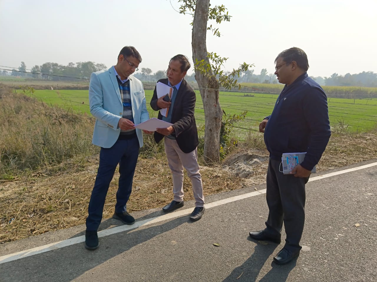 गोंडा : जिलाधिकारी डॉ उज्जवल कुमार ने मोतीगंज से तरबगंज संपर्क मार्ग का किया औचक निरीक्षण