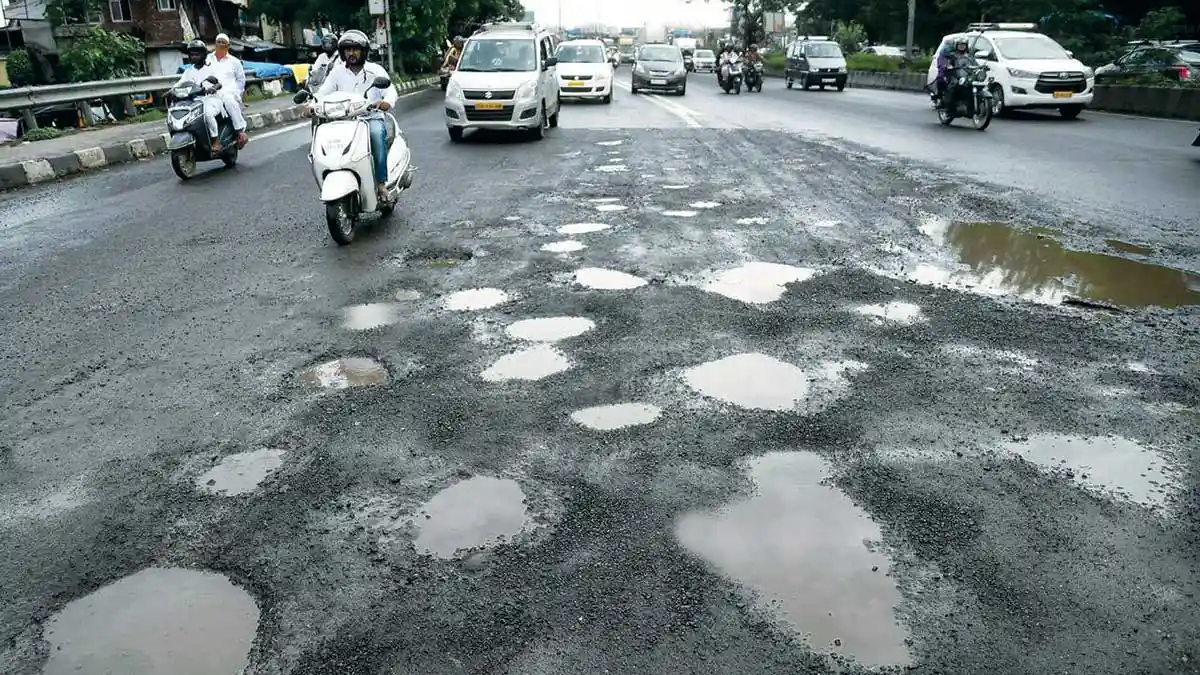 गोंडा : गड्ढ़ा मुक्त सड़क में हुई जमकर धांधली