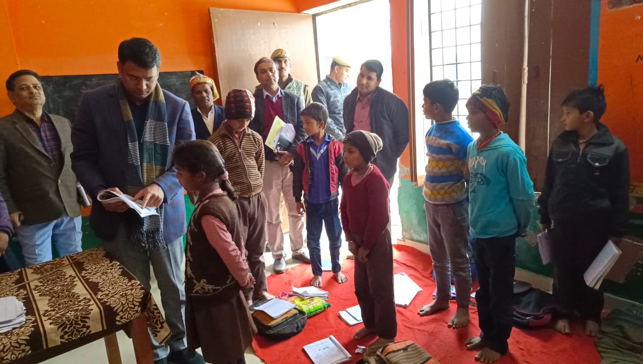 गोंडा : मॉडल पब्लिक स्कूल मोकलपुर एवं कंपोजिट विद्यालय कपूरपुर तथा कंपोजिट विद्यालय पंतनगर का जिलाधिकारी ने किया औचक निरीक्षण