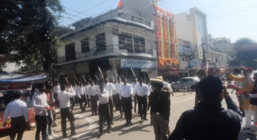 मानवता संगठन द्वारा आरएसएस की पदयात्रा का भव्य स्वागत किया गया।