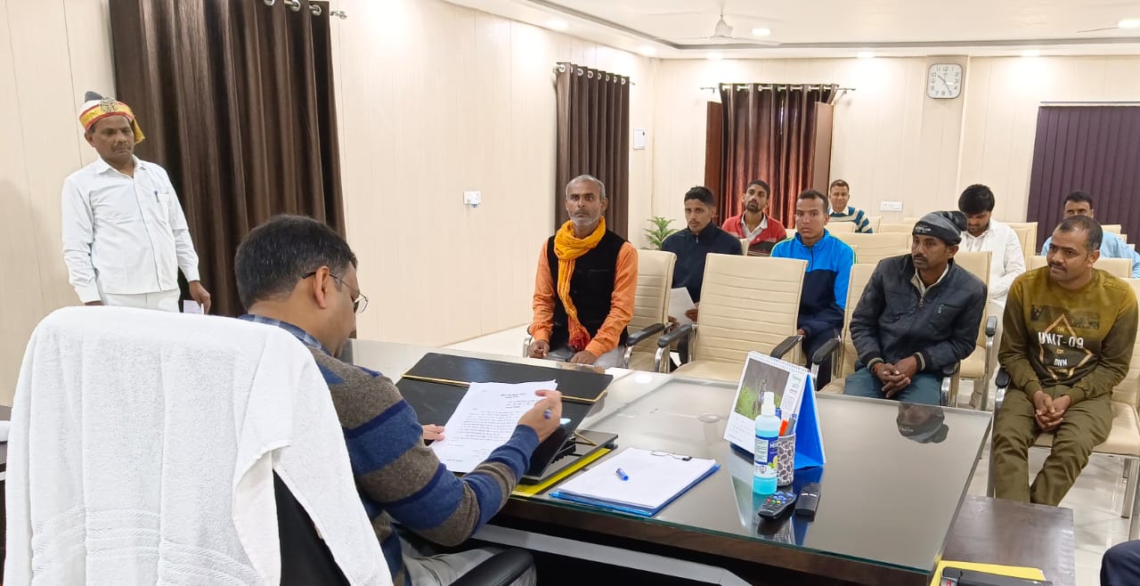 कलेक्ट्रेट सभागार में विकास कार्यों की मासिक समीक्षा बैठक करते हुए जिलाधिकारी महोदय एवं मुख्य विकास अधिकारी महोदया।