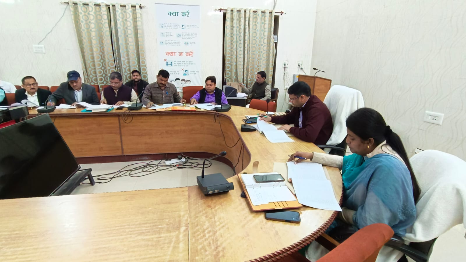 कलेक्ट्रेट में जनसमस्याओं की सुनवाई करते हुए जिलाधिकारी महोदय.