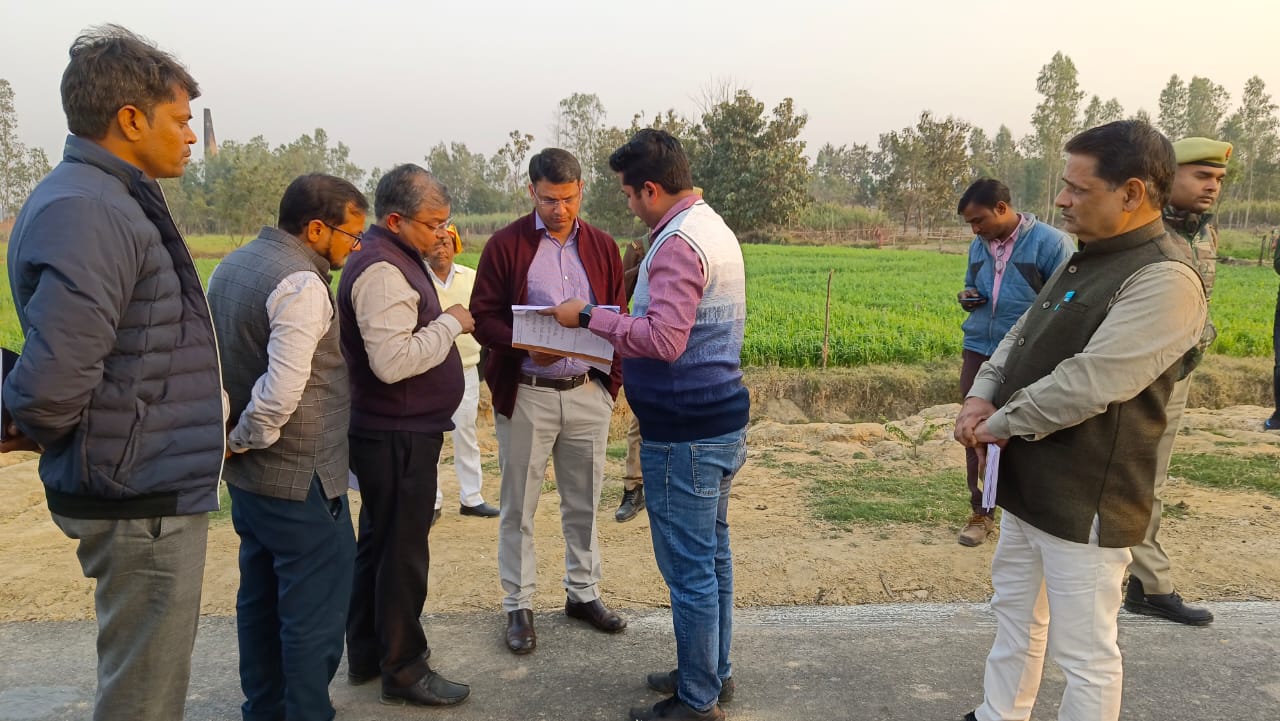 बगुलही से मोतीगंज सम्पर्क मार्ग का औचक निरीक्षण करते हुए जिलाधिकारी महोदय.