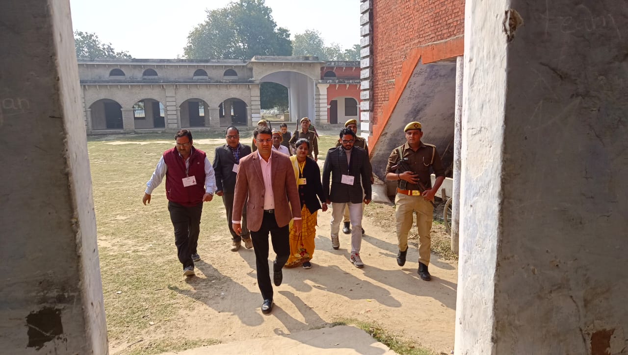 माध्यमिक शिक्षा परिषद उ०प्र० प्रयागराज द्वारा आयोजित हाईस्कूल की बोर्ड परीक्षा केंद्र शहीदे आजम सरदार भगत सिंह इंटर कॉलेज का औचक निरीक्षण करते हुए जिलाधिकारी महोदय