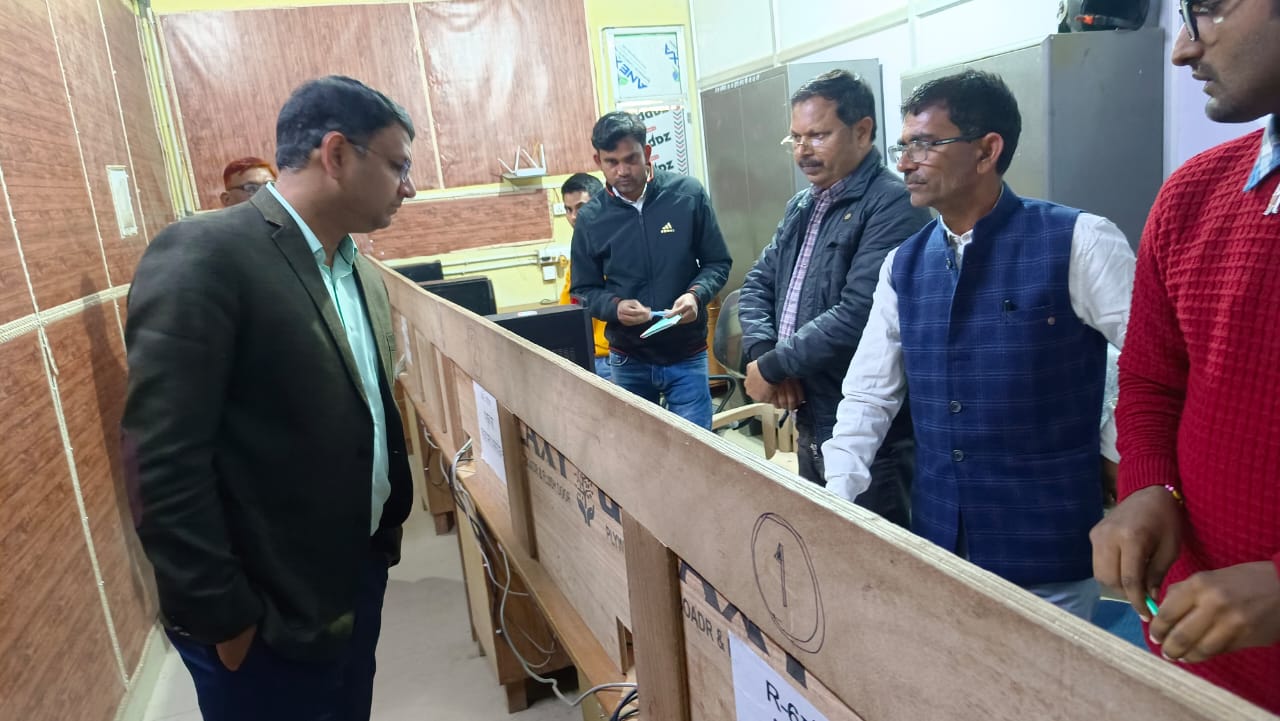 डीएम ने तहसील करनैलगंज में आयोजित सम्पूर्ण समाधान दिवस में फरियादियों की सुनी समस्याए