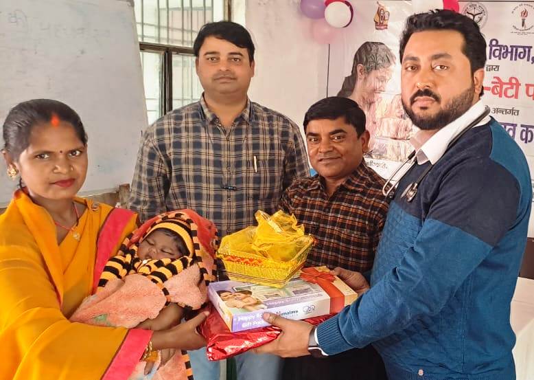 लक्ष्मी की प्रतिमूर्ति हैं कन्याएं: डा. आलोक; सीएचसी काजीदेवर व मनकापुर में मनाया गया ‘कन्या जन्मोत्सव’