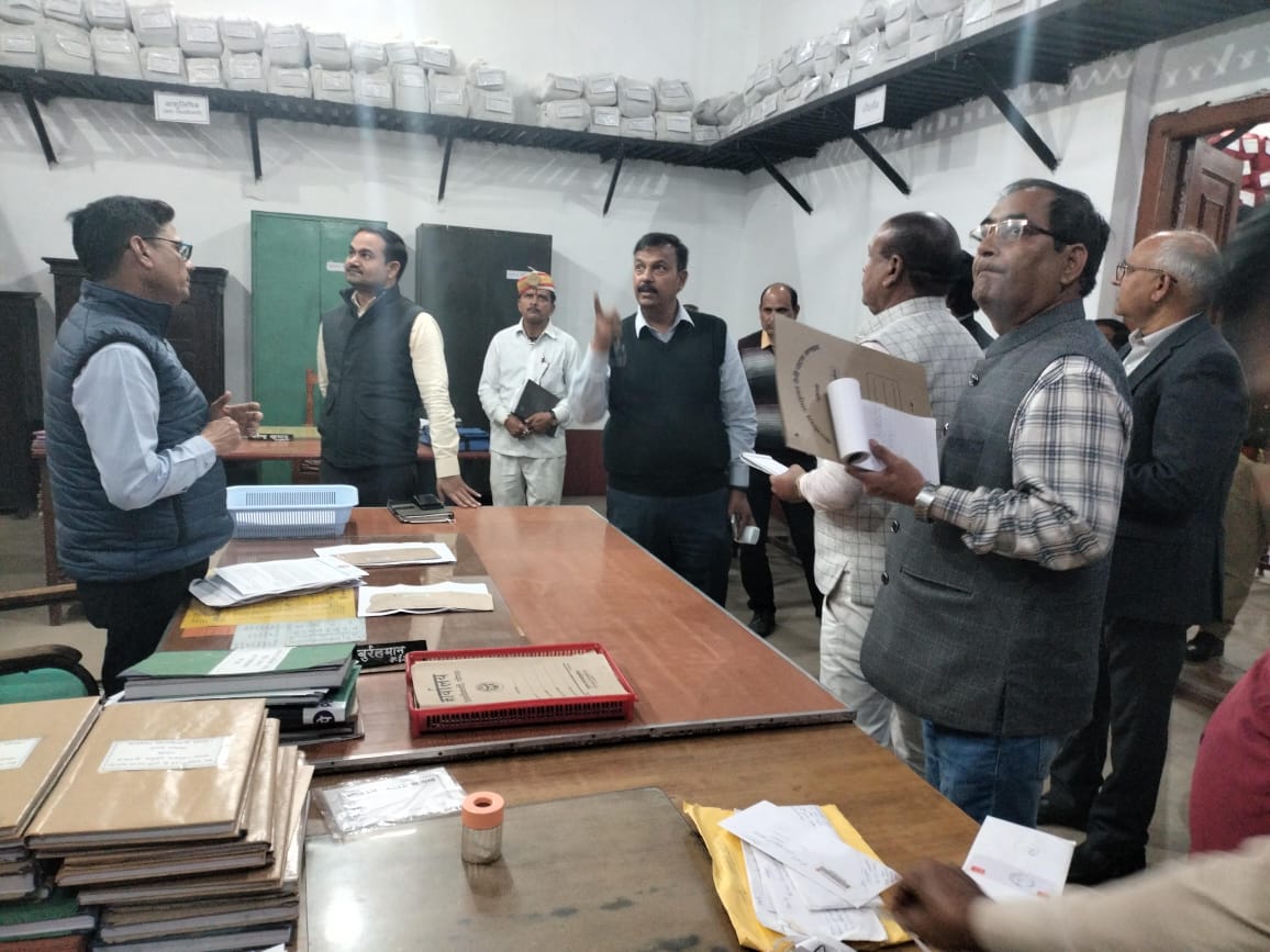 अपर आयुक्त ने किया कलेक्ट्रेट के न्यायालयों का औचक निरीक्षण, संबंधित को दिए आवश्यक निर्देश