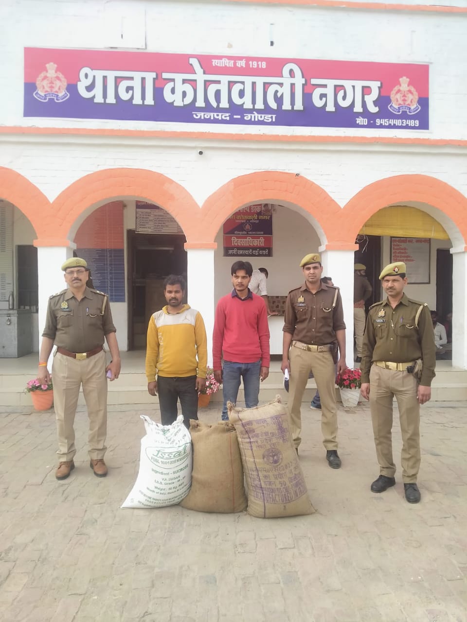 गोंडा : गोंडा स्थित नवीन गल्ला मंडी से चोरी के गेहूं व चावल सहित दो अभियुक्त हुए गिरफ्तार