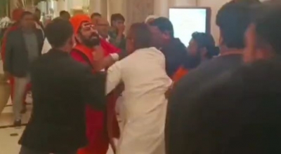 अयोध्या के हनुमान गढ़ी के महंत राजू दास और स्वामी प्रसाद मौर्य के बीच हुई हाथापाई !!