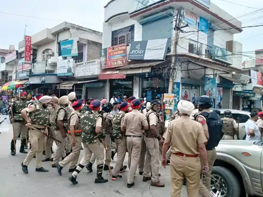 खालिस्तान समर्थक अमृतपाल और उसके 6 साथी गिरफ्तार: गाड़ी से भाग रहा था, पुलिस ने डेढ़ घंटे पीछा करके पकड़ा; पंजाब में इंटरनेट बंद