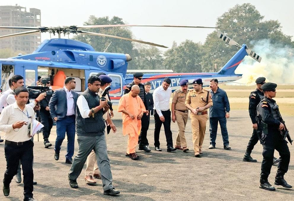 गोंडा : मुख्यमंत्री योगी आदित्यनाथ को गोंडा पहुंचने पर जिलाधिकारी डॉ उज्जवल कुमार एवं पुलिस अधीक्षक आकाश तोमर व डीआईजी एपी सिंह ने किया भव्य स्वागत