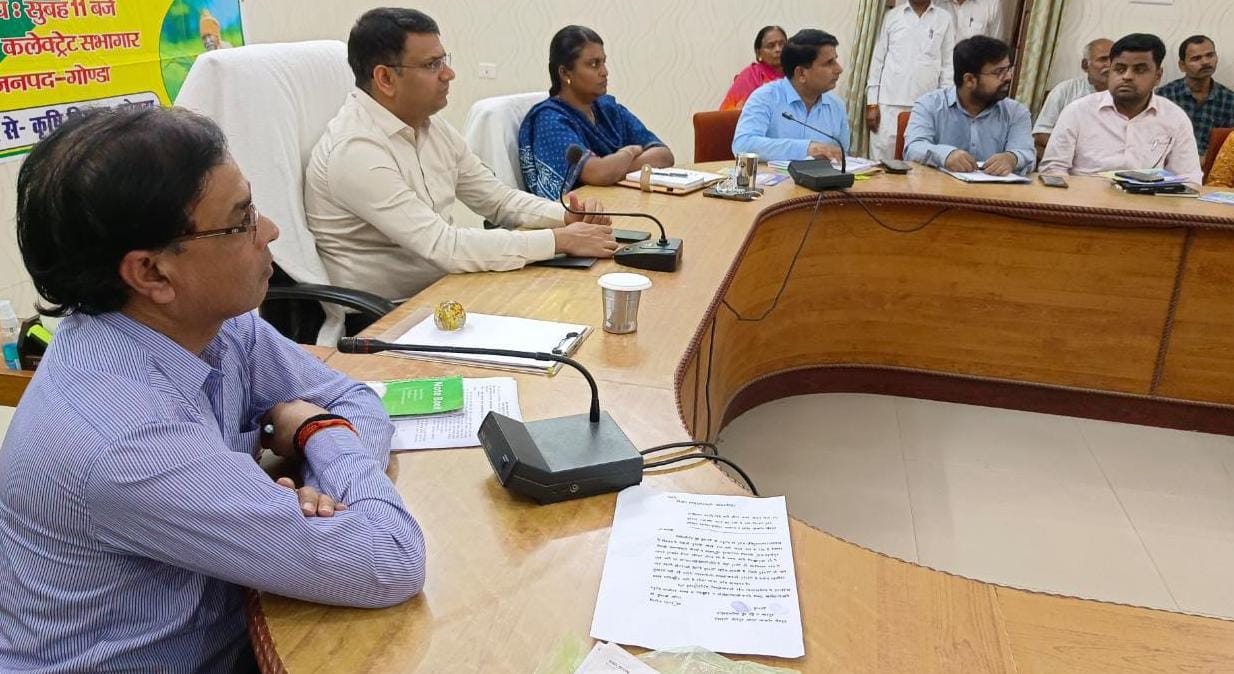 गोंडा : जिलाधिकारी डॉ उज्जवल कुमार ने बैठक में अनुपस्थित एक्सईएन जल निगम का रोका वेतन