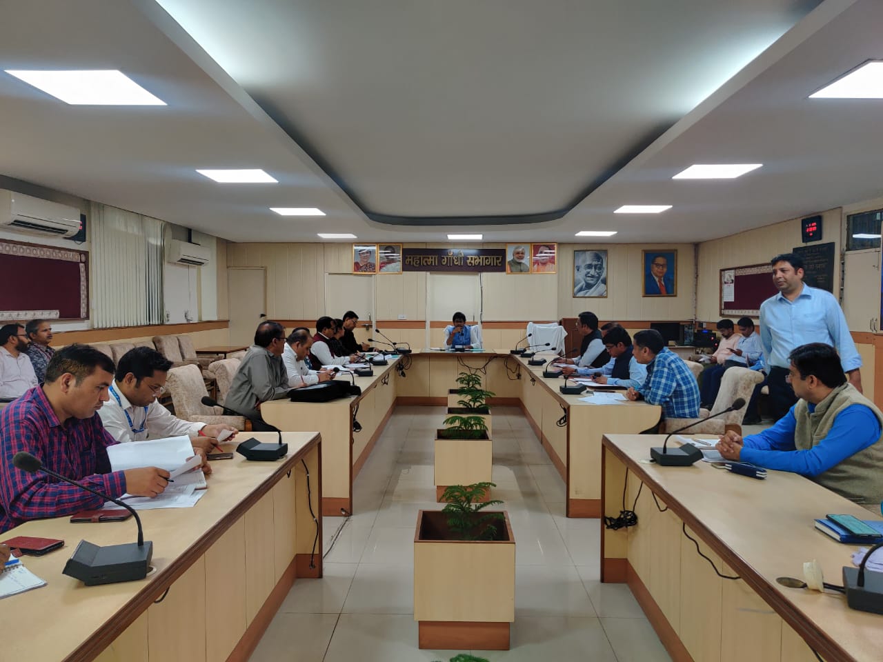 <em>प्रधानमंत्री स्वनिधि योजना के अंतर्गत वितरित ऋणों की प्रगति की नगर आयुक्त नितिन गौड़ ने की समीक्षा</em>