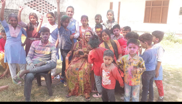 गोंडा : जे पी एस पब्लिक स्कूल प्यौली के बच्चों ने अबीर गुलाल के साथ खेली होली