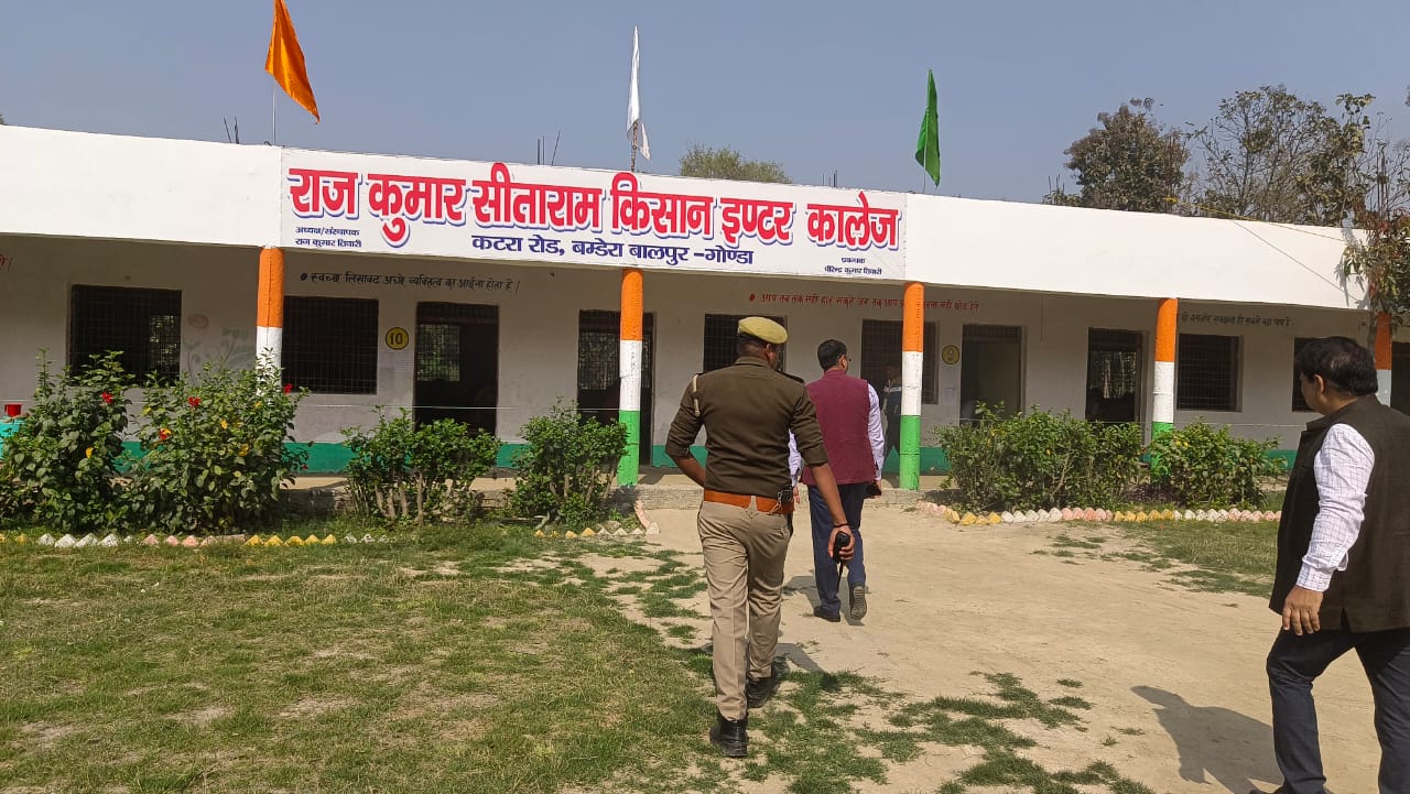 बोर्ड परीक्षा केंद्र शिक्षक बन्धु इंटर कॉलेज बालपुर का औचक निरीक्षण करते हुए जिलाधिकारी महोदय।