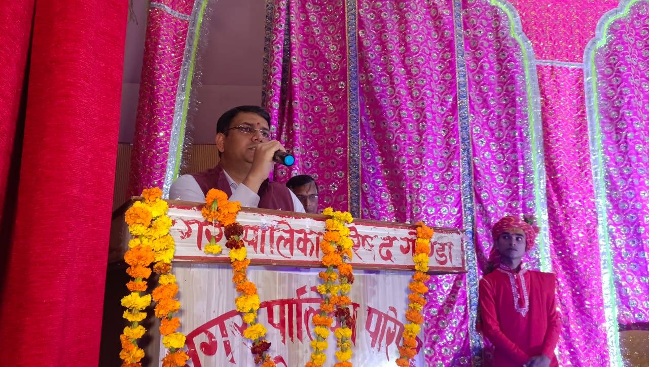 टाउन हॉल गोंडा में तीन दिवसीय रामलीला मंचन कार्यक्रम का शुभारंभ करते हुए जिलाधिकारी महोदय