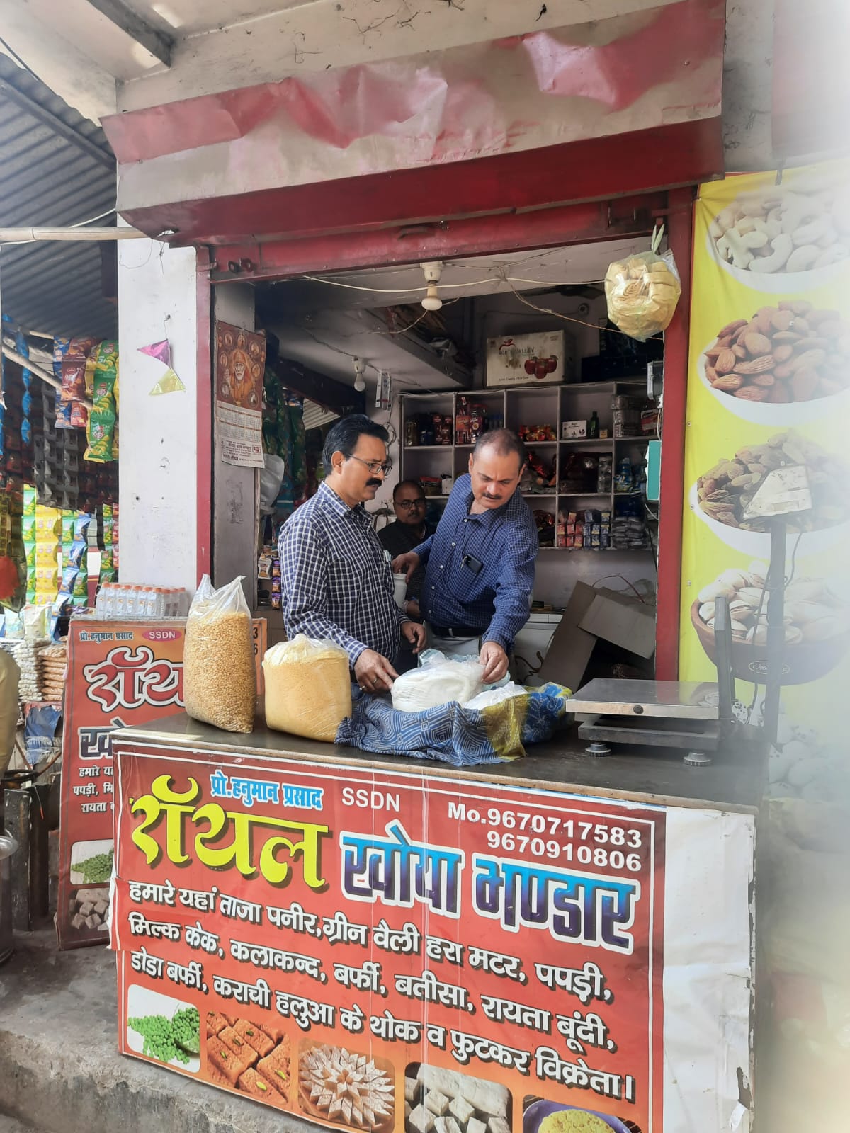 खाद्य सुरक्षा अधिकारियों ने अभियान चलाकर भरे कई दुकानों से नमूने