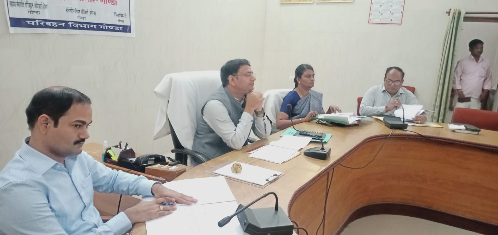 कलेक्ट्रेट सभागार में जिला सड़क सुरक्षा समिति की बैठक करते हुए जिलाधिकारी महोदय एवं मुख्य विकास अधिकारी महोदया