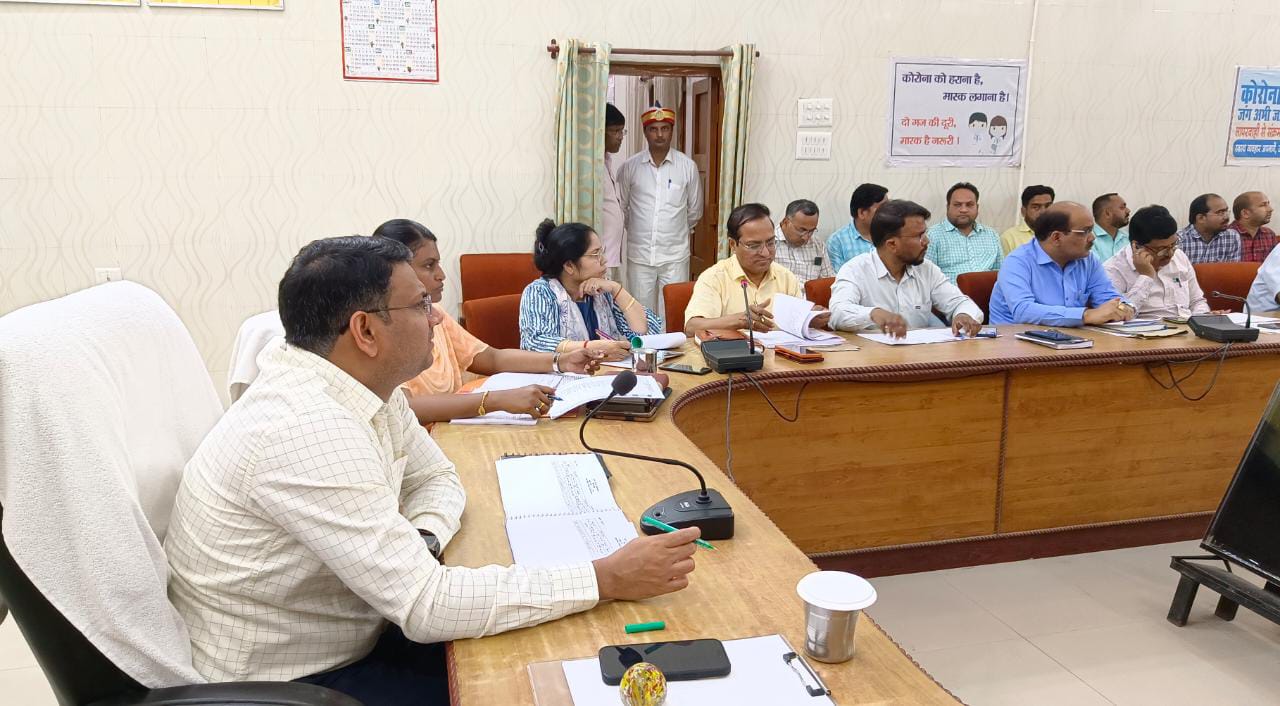 डीएम ने विकास कार्यों की मासिक समीक्षा बैठक कर संबंधित अधिकारियों को दिये आवश्यक निर्देश