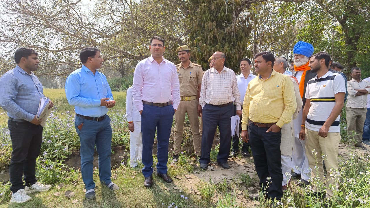 तहसील करनैलगंज अंतर्गत ग्राम डोमाकल्पी में राज्य विश्वविद्यालय निर्माण हेतु स्थल चयन का निरीक्षण करते हुए जिलाधिकारी महोदय।