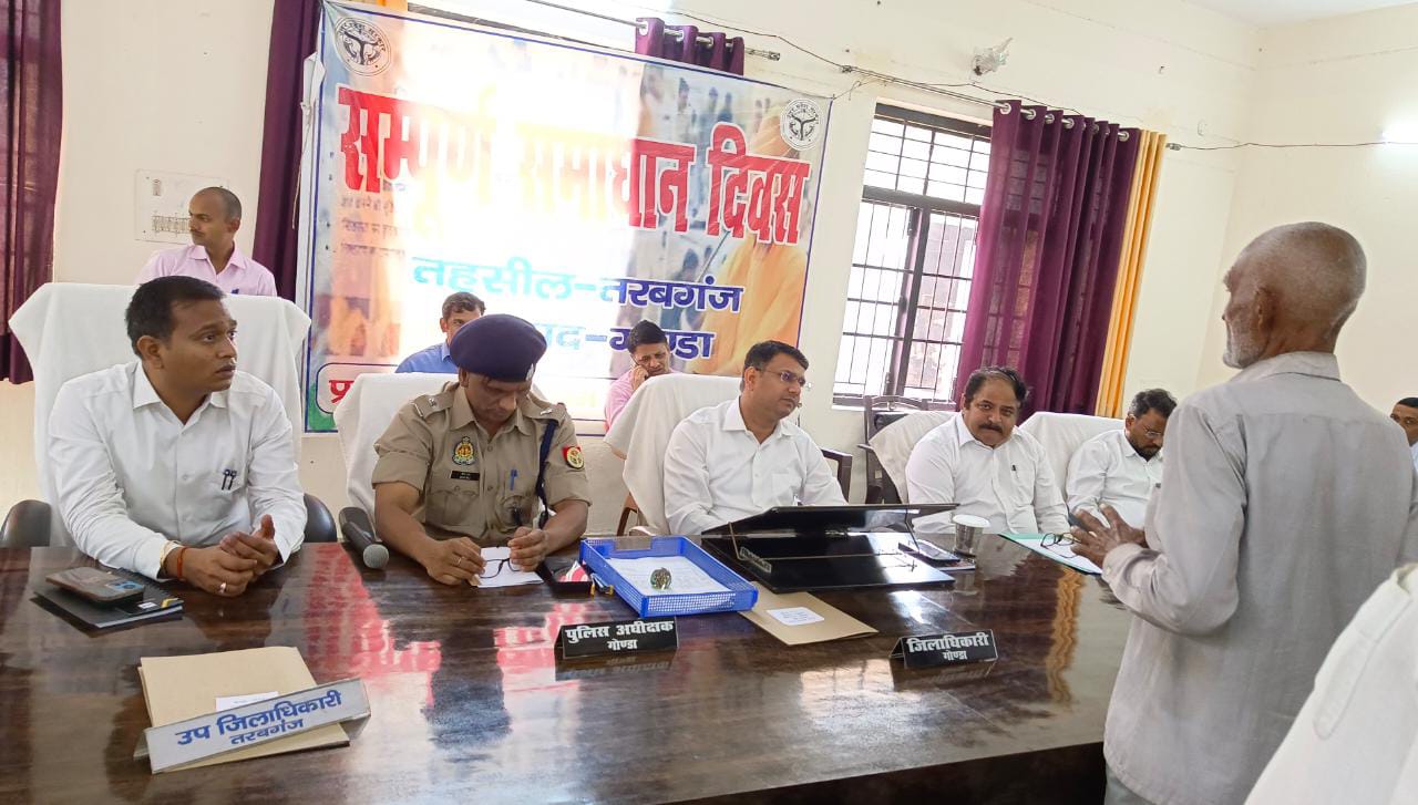 संपूर्ण समाधान दिवस के अवसर पर तहसील तरबगंज में जनसमस्याओं की सुनवाई करते हुए जिलाधिकारी महोदय।