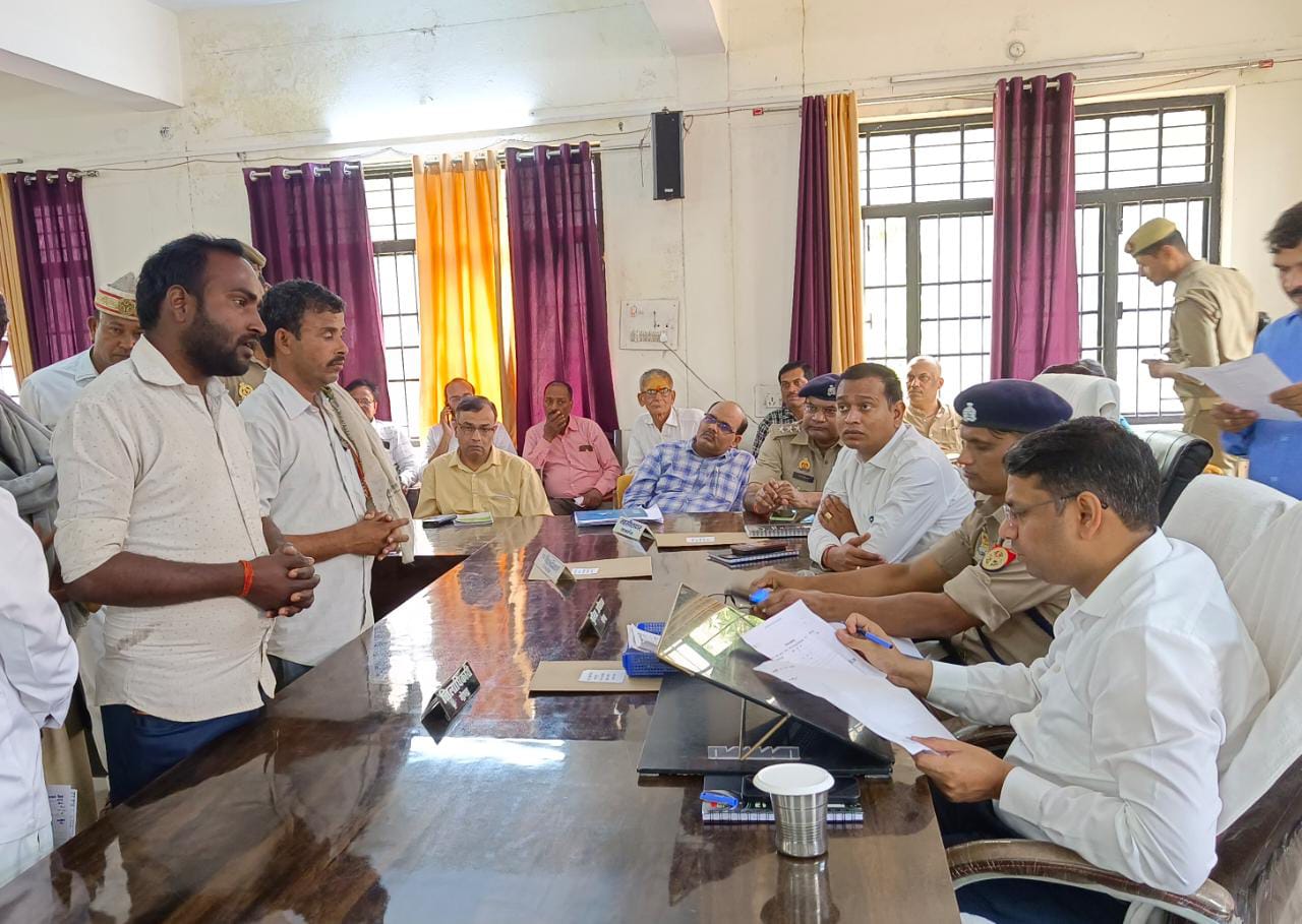 डीएम ने तहसील तरबगंज में आयोजित सम्पूर्ण समाधान दिवस में फरियादियों की सुनी समस्याए