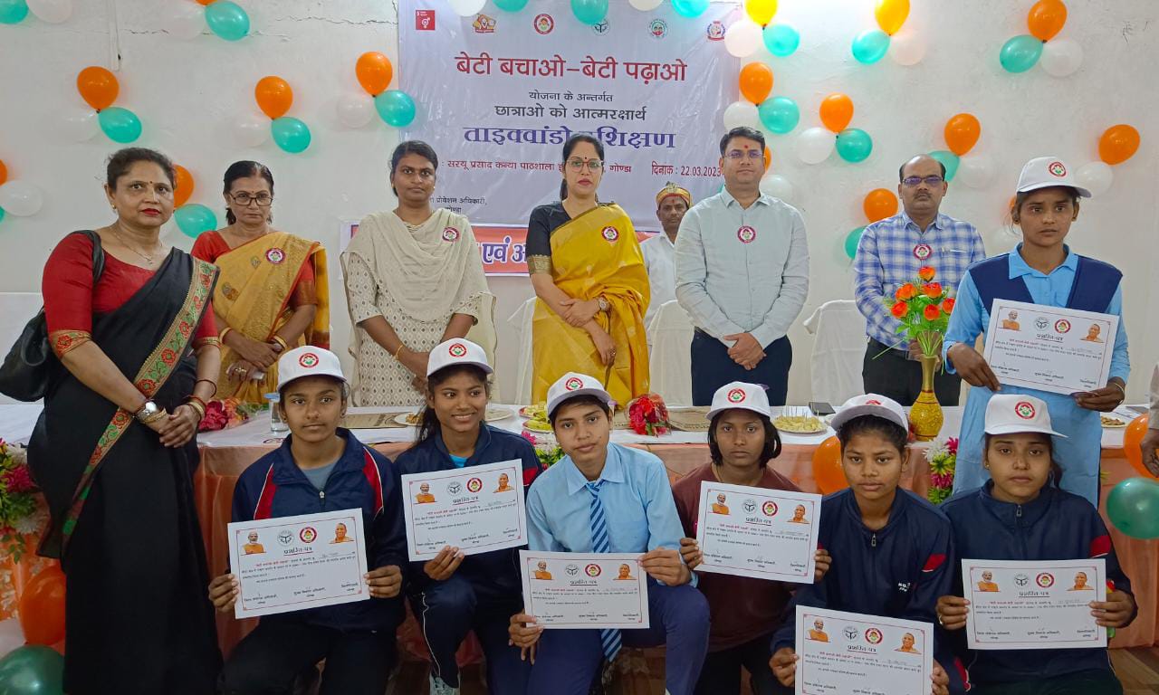 गोंडा के सरयू प्रसाद कन्या स्कूल इंटर कॉलेज में बेटी बचाओ-बेटी पढ़ाओ योजना के तहत आत्मरक्षा एवं ताइक्वांडो प्रशिक्षण कार्यक्रम में छात्राओं को पुरस्कृत किया गया।