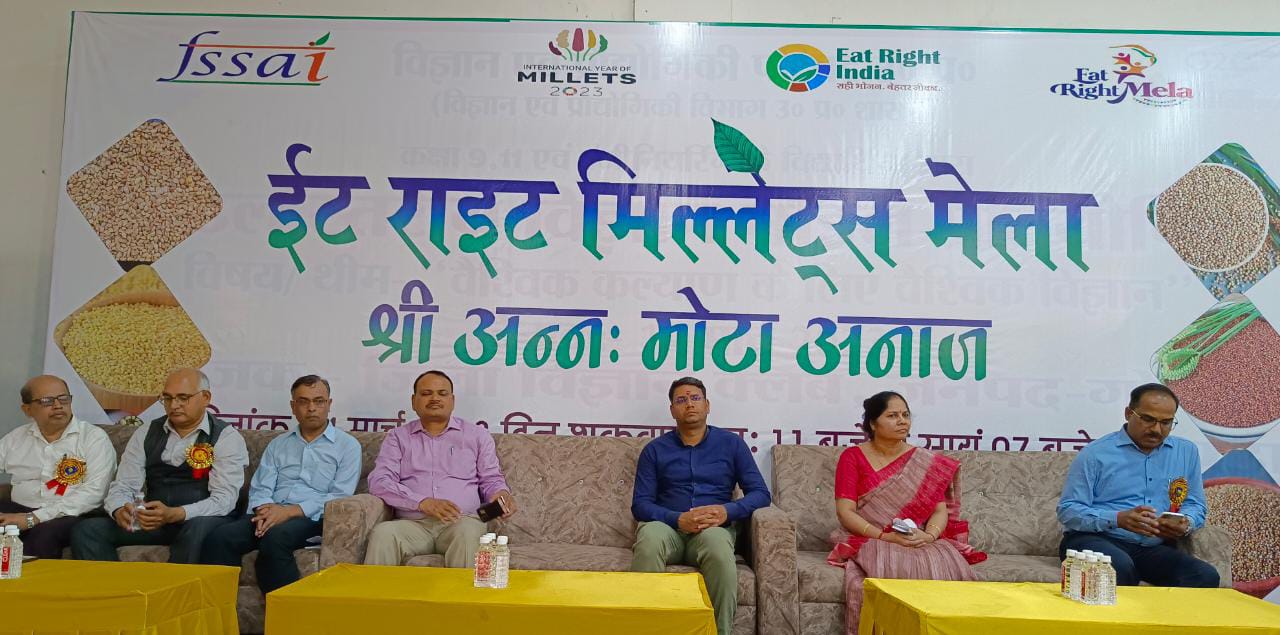 गीता इंटरनेशनल स्कूल बड़गांव गोंडा में खाद्य सुरक्षा विभाग द्वारा आयोजित ईट राइट मिल्लेट्स मेला में विभिन्न विभागों द्वारा लगाये गये स्टालों का अवलोकन कर शुभारंभ करते हुए जिलाधिकारी महोदय.