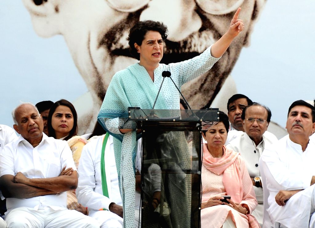 राहुल गांधी की योग्यता पर प्रियंका गांधी वाड्रा की टिप्पणी से बीजेपी के साथ वाकयुद्ध शुरू.