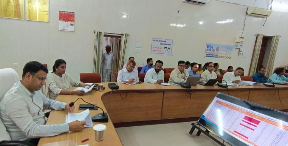 लापरवाह आंगनवाड़ी कार्यकत्रियों पर हो कार्रवाई, यदि मां स्वस्थ तभी बच्चे स्वस्थ होंगे - डीएम