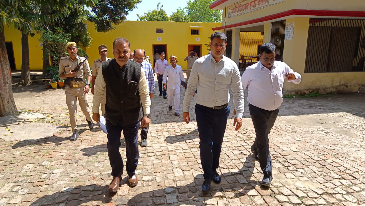 डीएम ने यूपी बोर्ड परीक्षा मूल्यांकन केंद्रों का औचक निरीक्षण कर व्यवस्थाओं का लिया जायजा