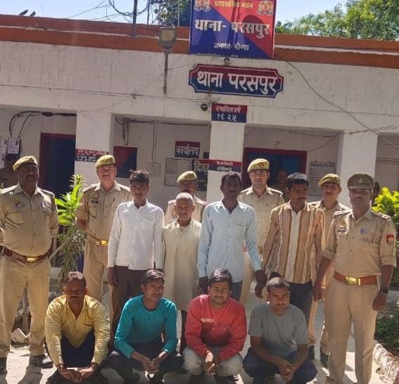 गोंडा : परसपुर पुलिस टीम ने 8 वारंटी अभियुक्तों को गिरफ्तार कर विधिक कार्यवाही करते हुए माननीय न्यायालय किया चालान
