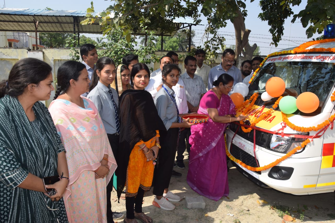 कुलपति ने किया छात्रावास में एम्बुलेंस का लोकार्पण