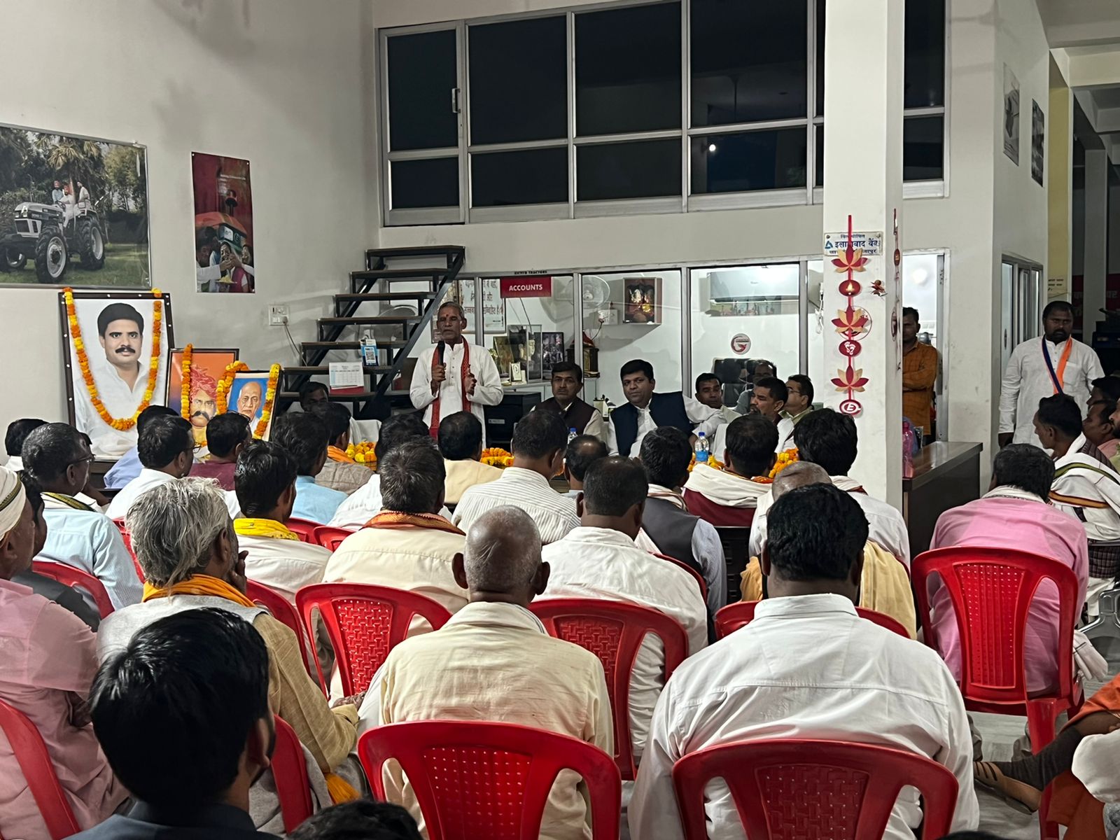 माननीय कैबिनेट मंत्री श्री आशीष पटेल ने छानबें विधानसभा क्षेत्र बरईबरी व लालगंज में पार्टी कार्यकर्ताओं से शिष्टाचार मुलाकात कर जाना हाल-चाल।