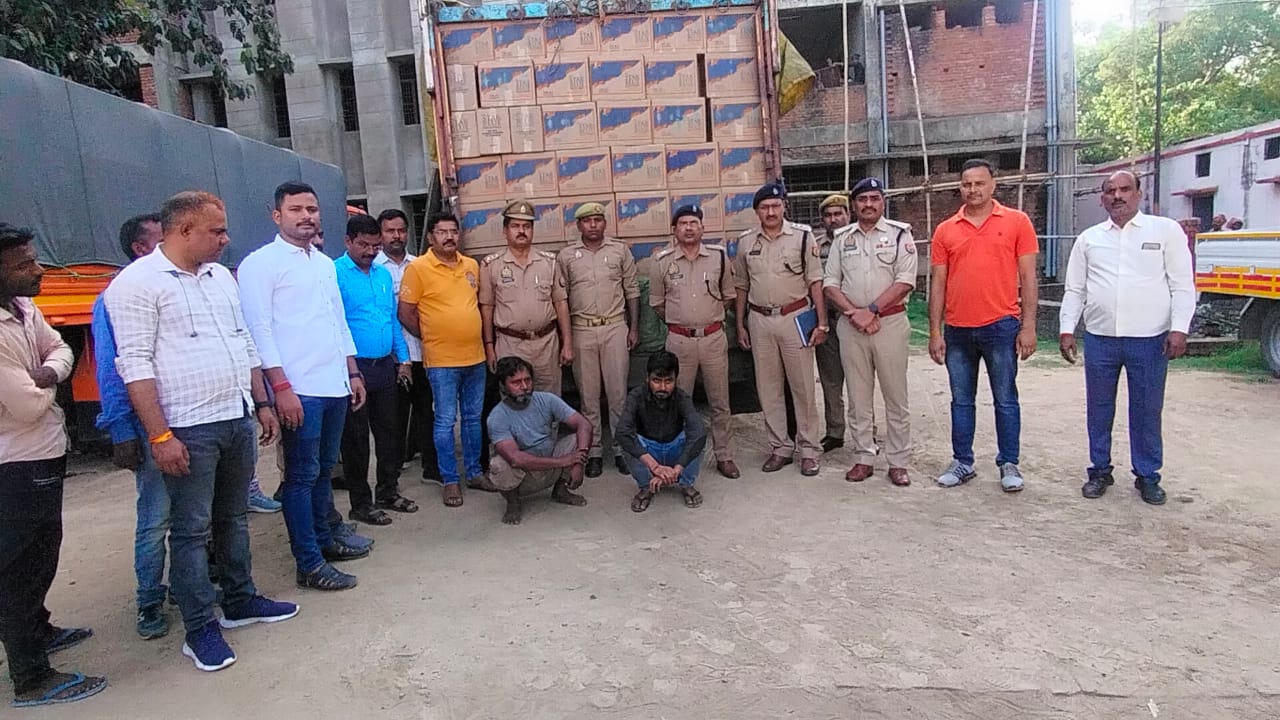<em>अनुमानित कीमत ₹ 65 लाख की ट्रक में लदी 1100 पेटी अवैध अंग्रेजी शराब के साथ 02 शराब तस्कर गिरफ्तार</em>