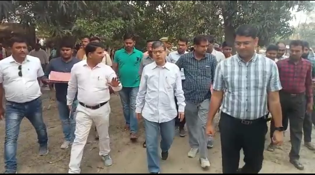 गोंडा : मां पाटेश्वरी विश्वविद्यालय निर्माण को लेकर आयुक्त व डीएम ने डोमाकल्पी का किया स्थलीय निरीक्षण