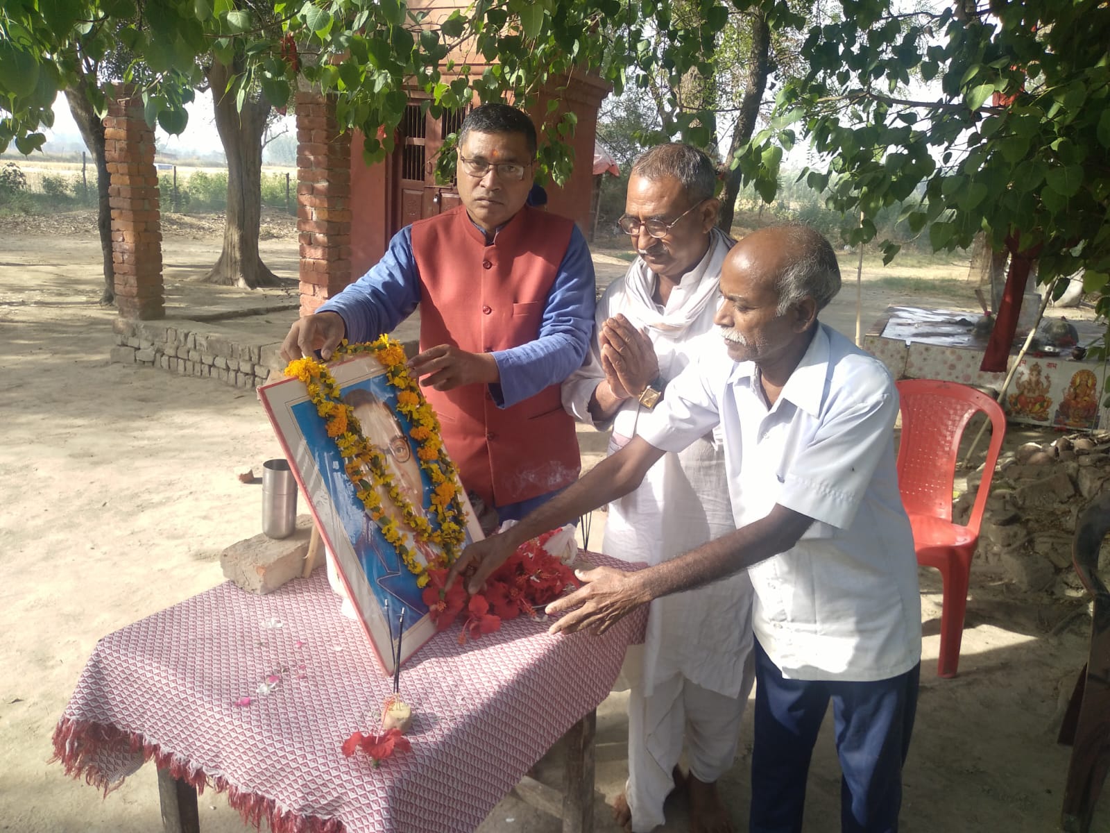 गोंडा : मधईपुर कुर्मी में मनाई गई डॉ भीमराव अंबेडकर जयंती
