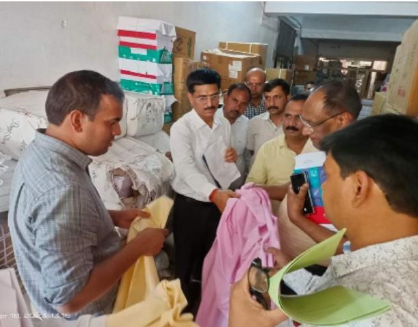 जिलाधिकारी  श्री चन्द्र विजय सिंह ने मंगलवार को राबर्ट्सगंज स्थित मुख्य चिकित्साधिकारी कार्यालय का किया  आकस्मिक औचक निरीक्षण