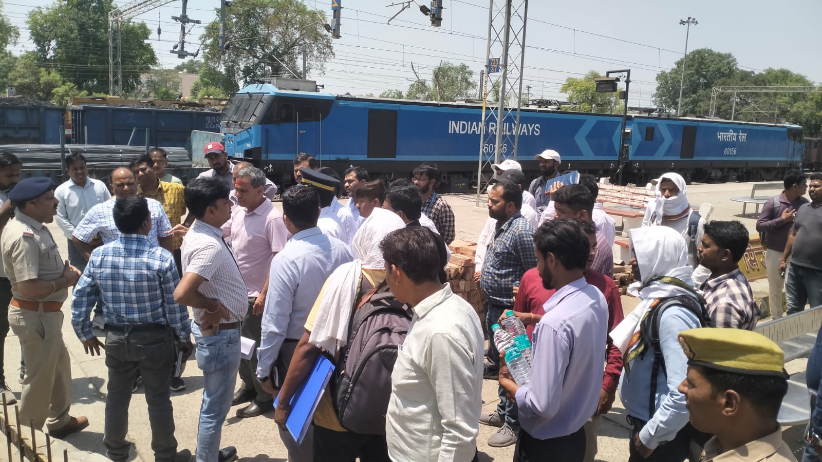 मिर्जापुर  रेलवे स्टेशन पर अचानक पहुंचे डीआरएम...