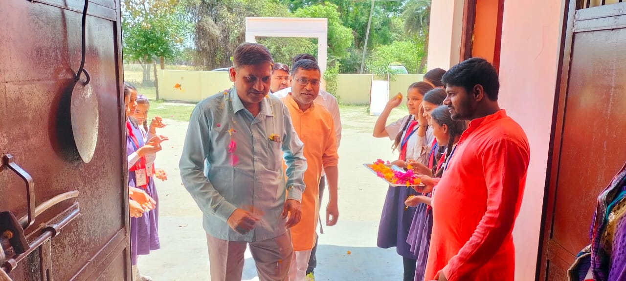 गोंडा :  एम पी शुक्ला सरस्वती शिशु मंदिर में स्मार्ट क्लास का हुआ उद्घाटन