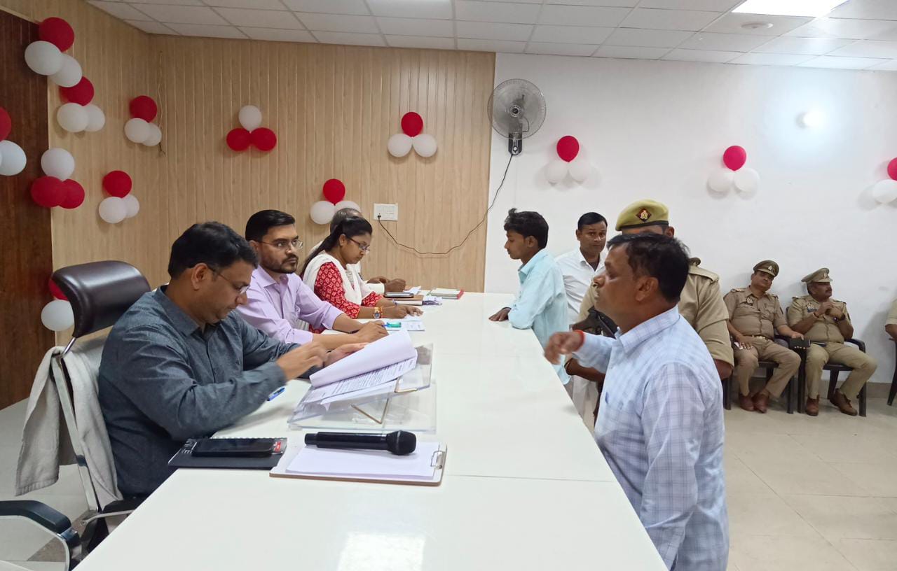 संपूर्ण समाधान दिवस के अवसर पर तहसील सदर गोंडा में जनसमस्याओं की सुनवाई करते हुए जिलाधिकारी महोदय