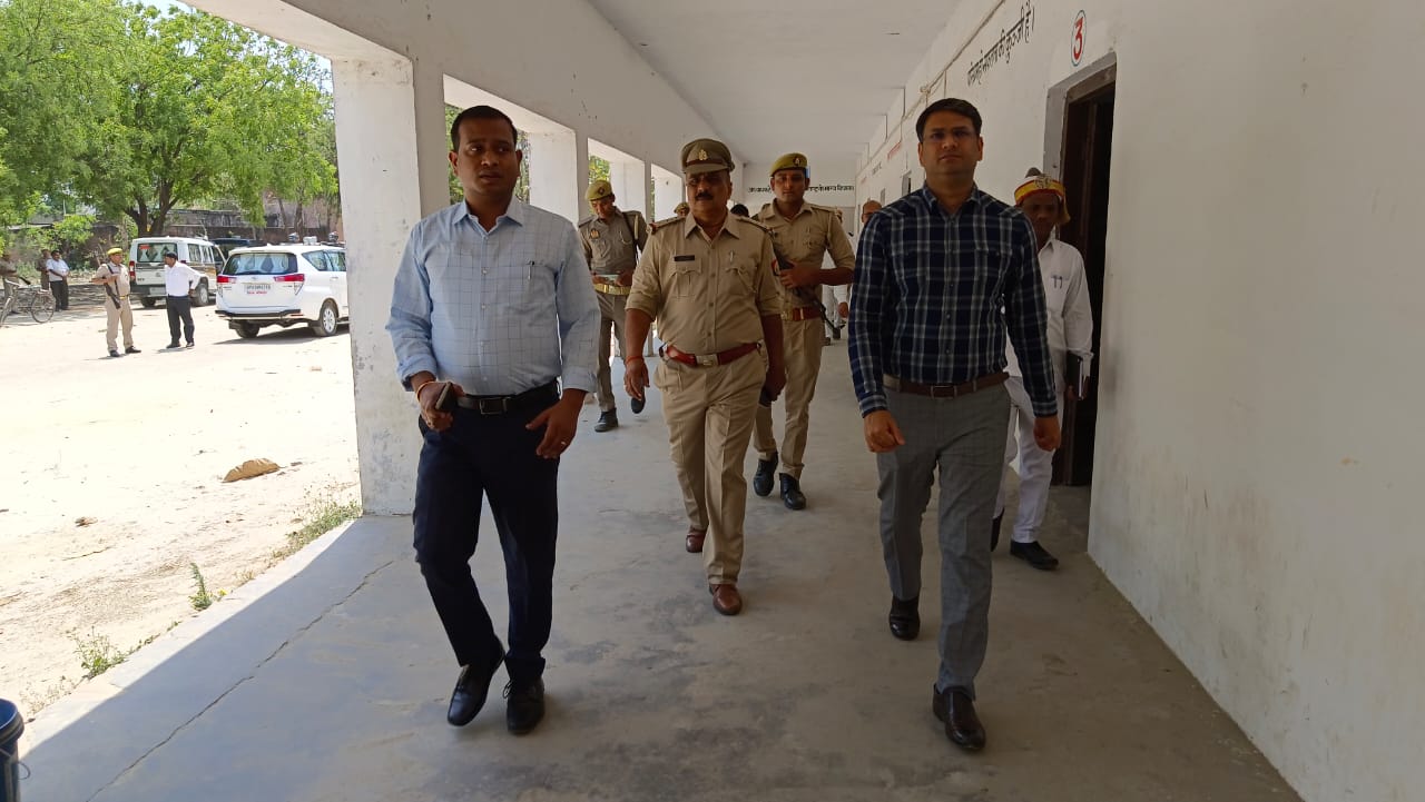 तहसील तरबगंज में नामांकन व्यवस्थाओं का निरीक्षण करते हुए जिलाधिकारी महोदय।